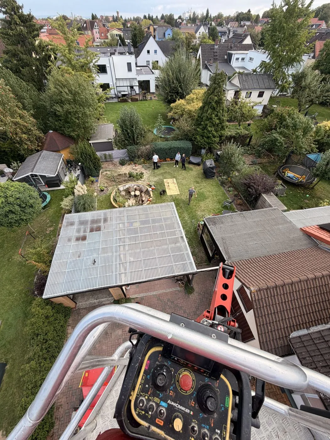 Blick aus dem Arbeitskorb über Gärten und Häuser