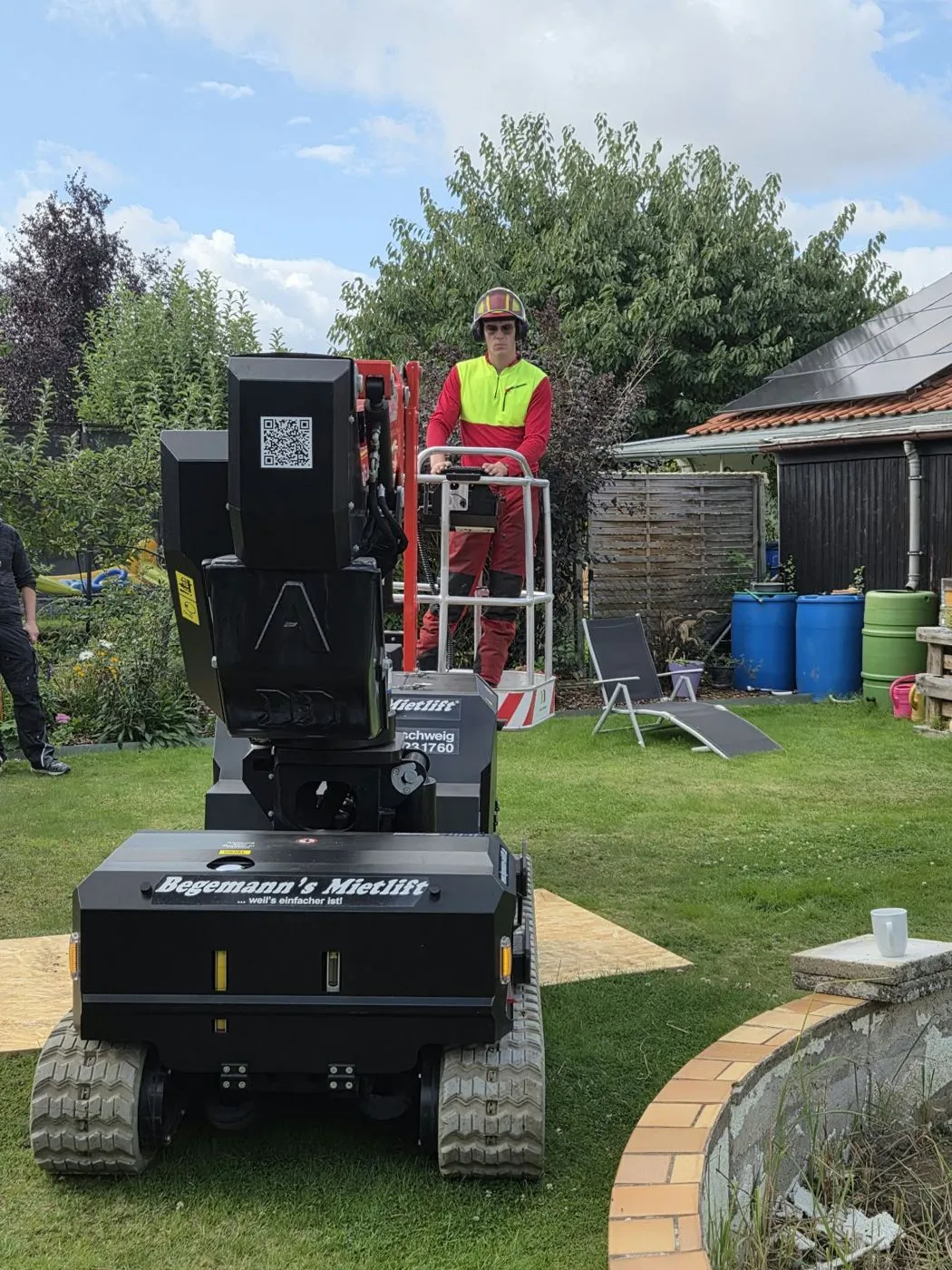 Kompakter Hubsteiger im Garten
