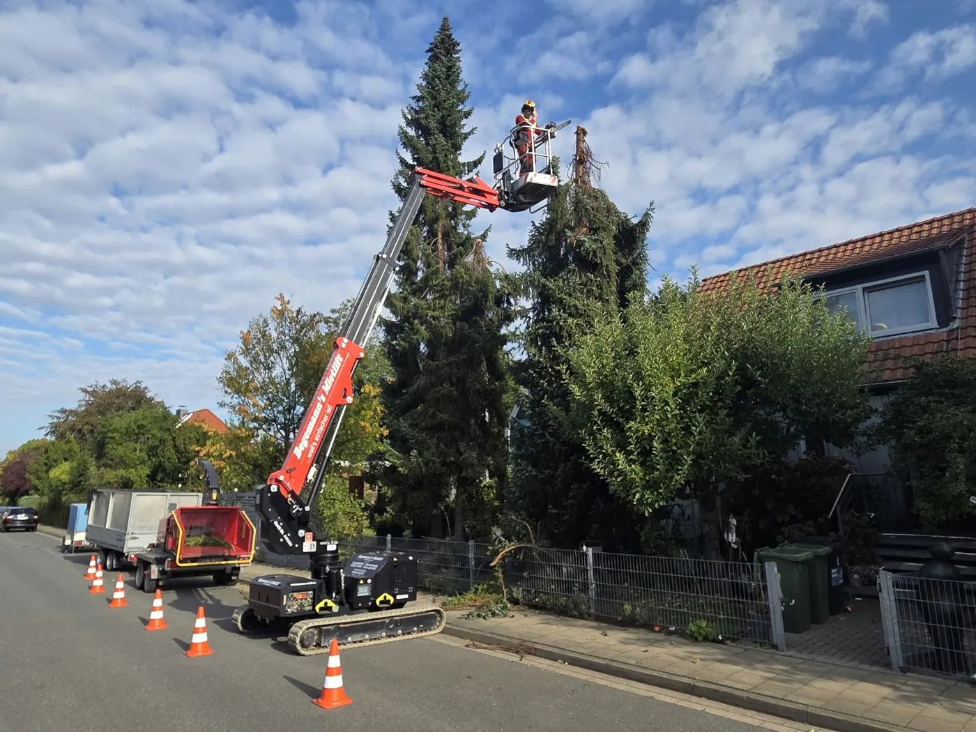 Hubsteiger am Straßenrand vor einem Wohnhaus