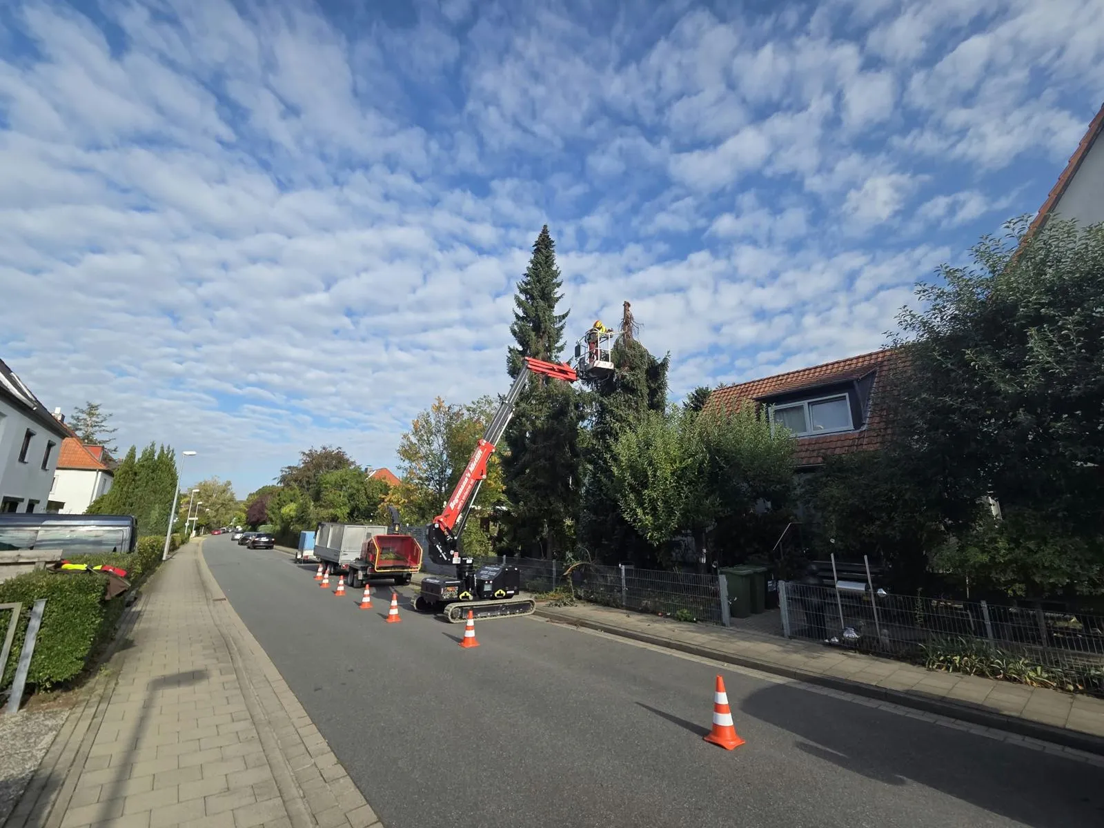 Hubsteiger an einer mit Leitkegeln abgesicherten Wohnstraße